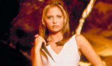 Sarah Michelle Gellar posed in front of the Buffy slot machine in Vegas!!